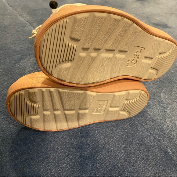 Child’s rain boots - Picture 4 of 6